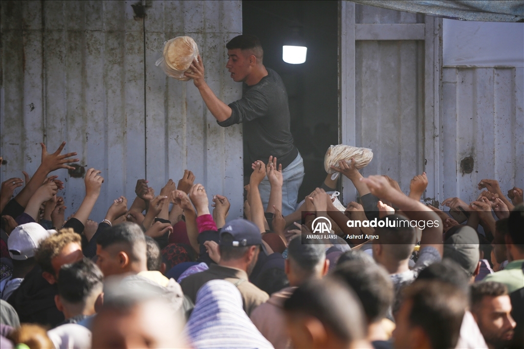 Gazze'nin Deyr Belah'taki Filistinliler, bölgede çalışan tek fırından ekmek alabilmek mücadele ediyor