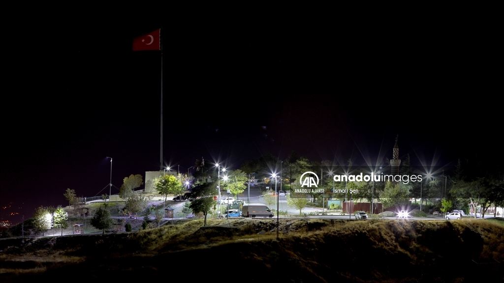 Elazığ'ın tarihi Harput Mahallesi gece görüntülendi