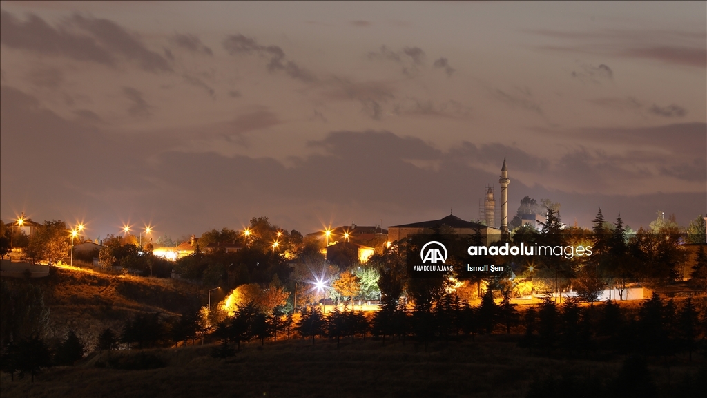 Elazığ'ın tarihi Harput Mahallesi gece görüntülendi