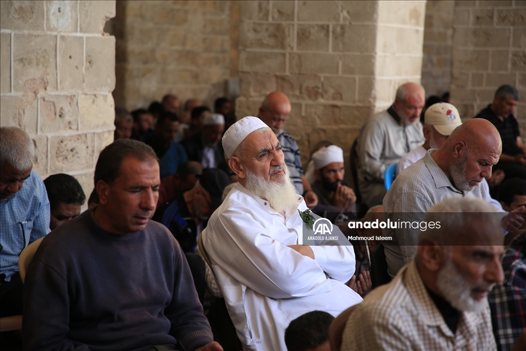 İsrail saldırılarında bir kısmı yıkılan Gazze'deki Ömer Camisi'nde cuma namazı