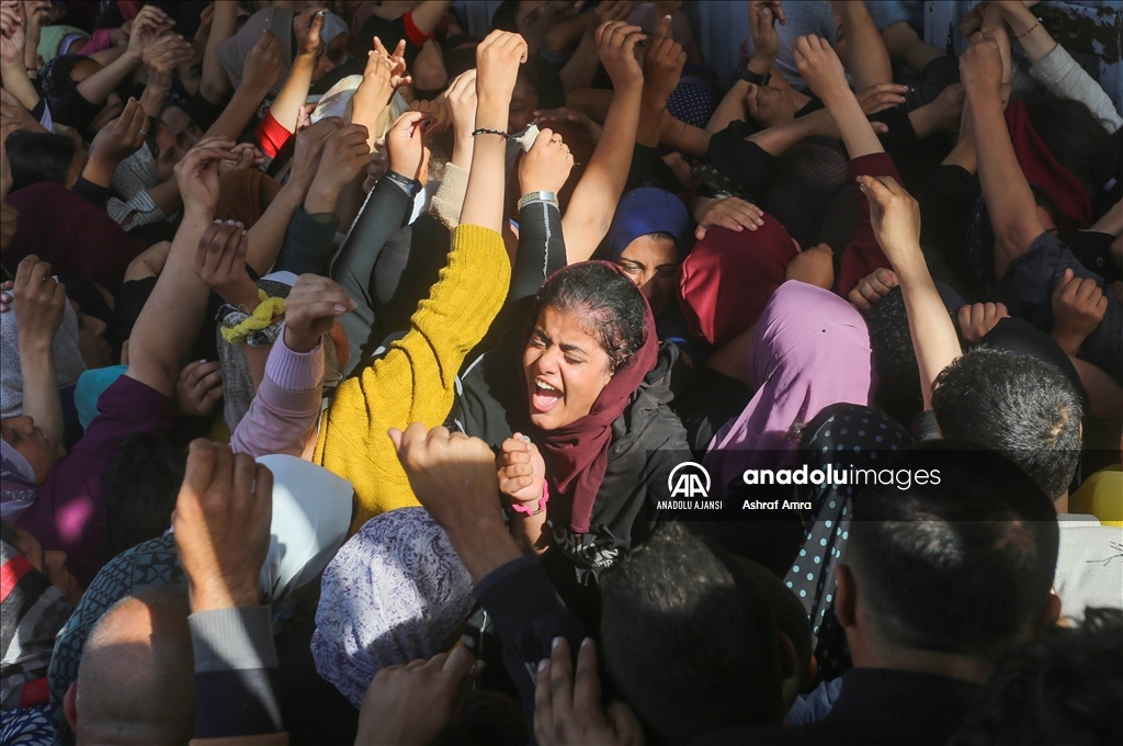 Gazze'nin Deyr Belah'taki Filistinliler, bölgede çalışan tek fırından ekmek alabilmek mücadele ediyor