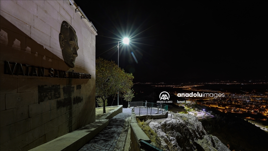 Elazığ'ın tarihi Harput Mahallesi gece görüntülendi