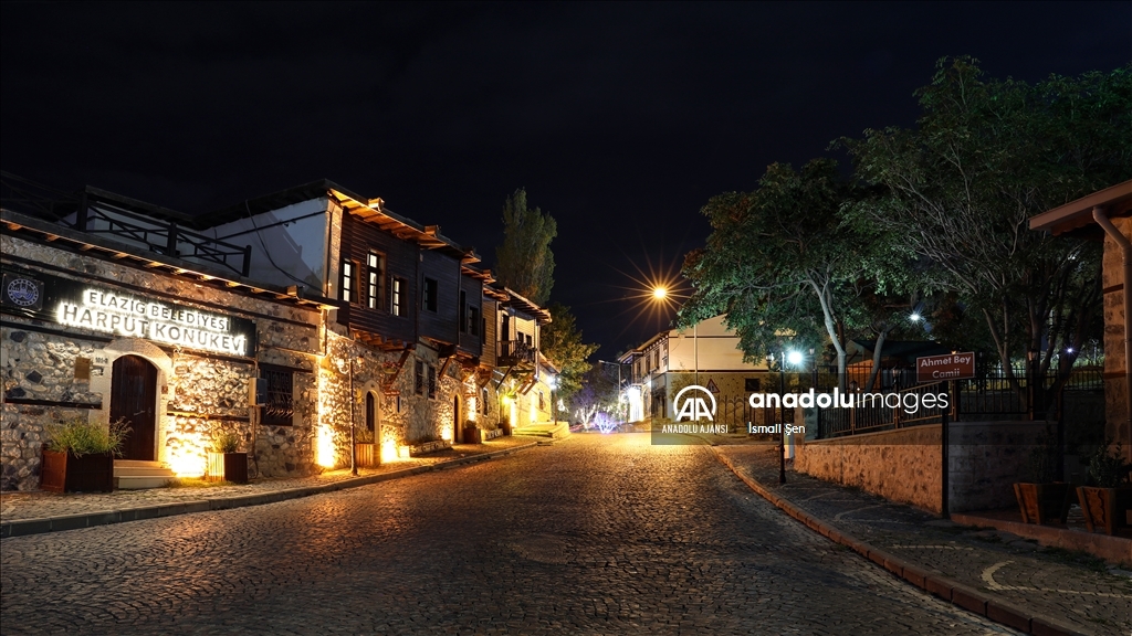 Elazığ'ın tarihi Harput Mahallesi gece görüntülendi