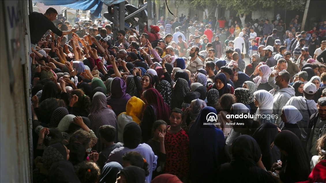 Gazze'nin Deyr Belah'taki Filistinliler, bölgede çalışan tek fırından ekmek alabilmek mücadele ediyor