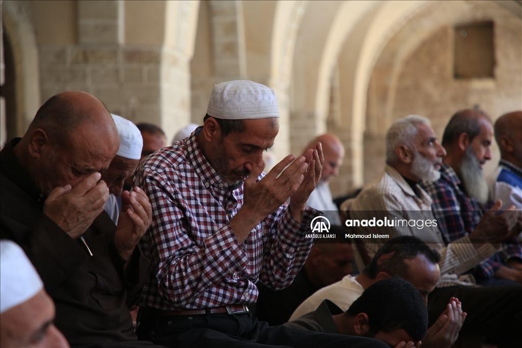 İsrail saldırılarında bir kısmı yıkılan Gazze'deki Ömer Camisi'nde cuma namazı