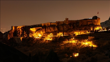 Elazığ'ın tarihi Harput Mahallesi gece görüntülendi