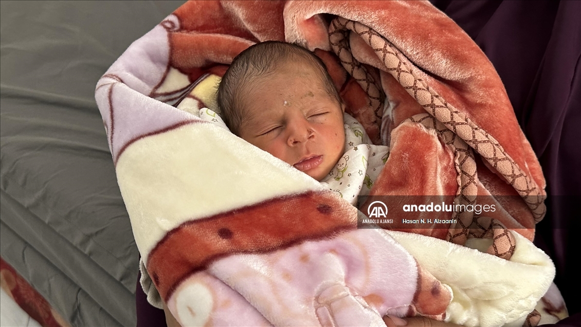İsrail saldırısında annesini kaybeden 7 günlük bebek yaşamını zor şartlar altında sürdürüyor