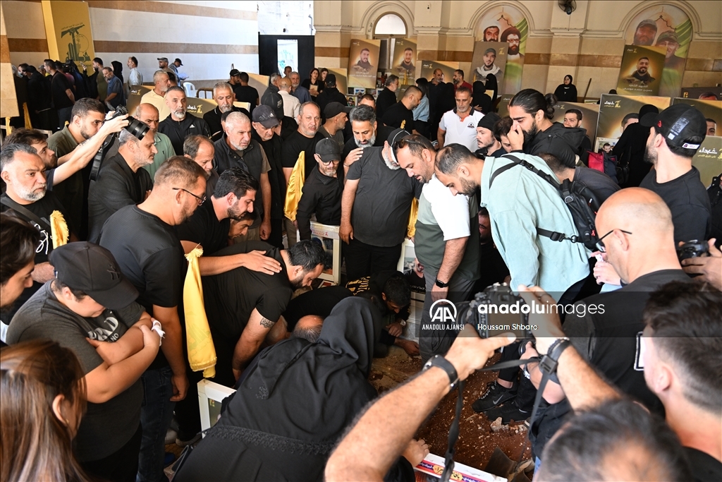 İsrail'in Beyrut'un güneyine düzenlediği saldırıda yaşamını yitiren gazetecinin cenaze töreni