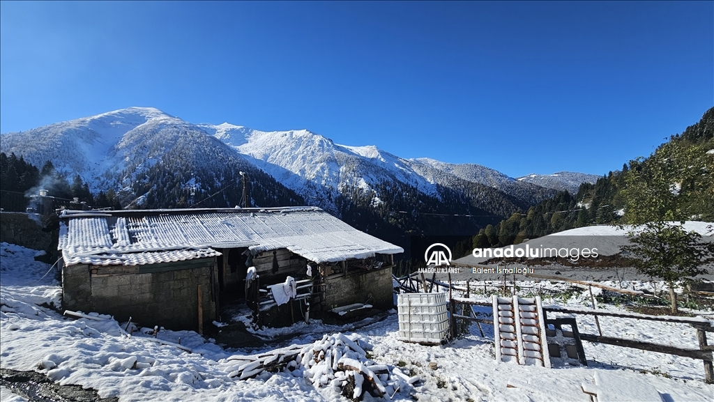 Rize'nin yüksek kesimlerine kar yağdı