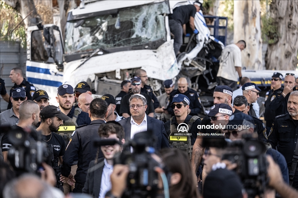 Tel Aviv yakınında "kamyonla ezme" eyleminde 6'sı ağır 35 kişi yaralandı