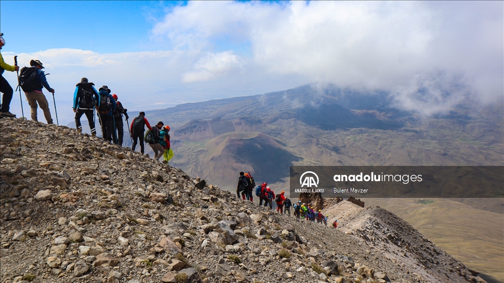 Turizme açılan Küçük Ağrı Dağı dağcıları ağırlıyor