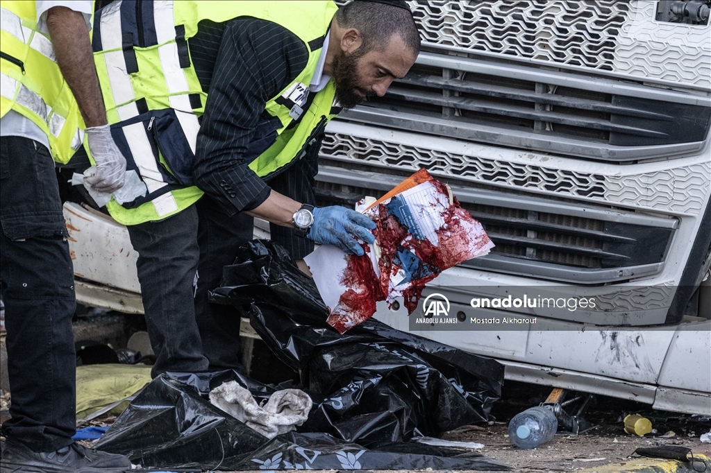 Tel Aviv yakınında "kamyonla ezme" eyleminde 6'sı ağır 35 kişi yaralandı