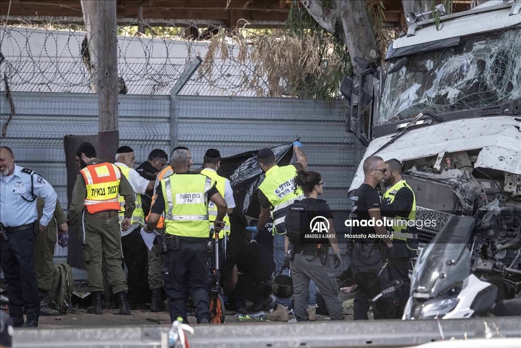 Tel Aviv yakınında "kamyonla ezme" eyleminde 6'sı ağır 35 kişi yaralandı