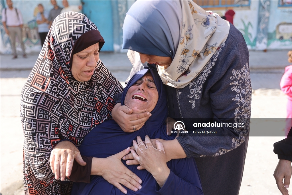 İsrail, Gazze'de yerlerinden edilenlerin sığındığı BM okulunu üçüncü kez bombaladı