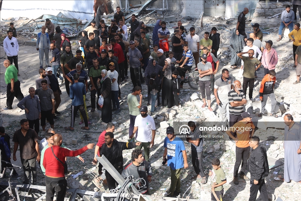 İsrail, Gazze'de yerlerinden edilenlerin sığındığı BM okulunu üçüncü kez bombaladı