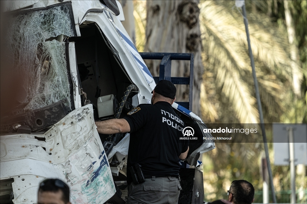 Tel Aviv yakınında "kamyonla ezme" eyleminde 6'sı ağır 35 kişi yaralandı