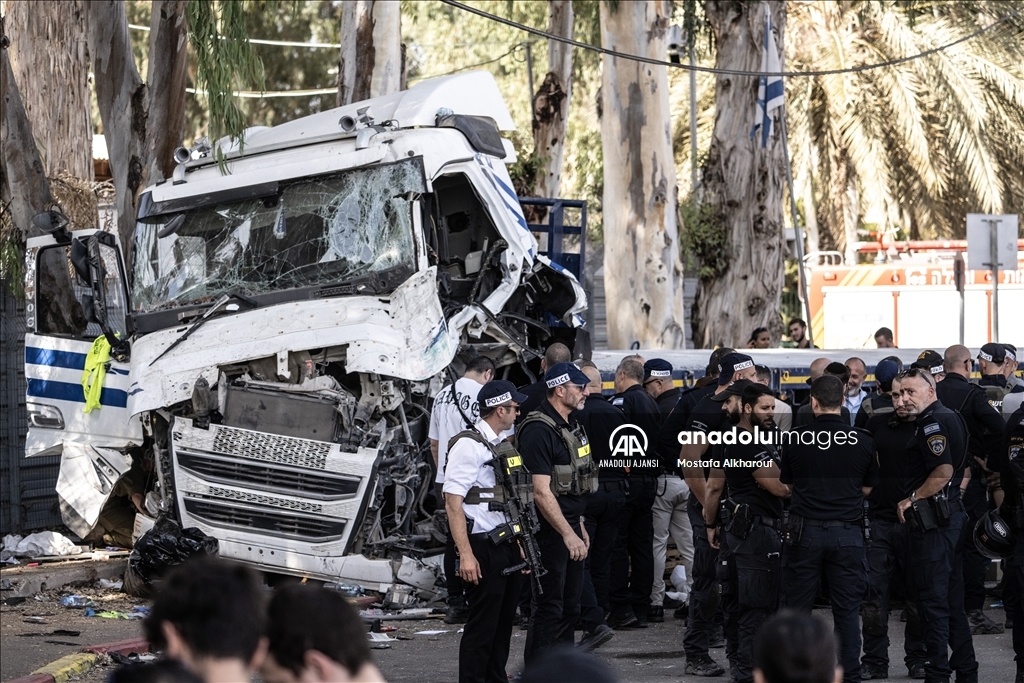 Tel Aviv yakınında "kamyonla ezme" eyleminde 6'sı ağır 35 kişi yaralandı