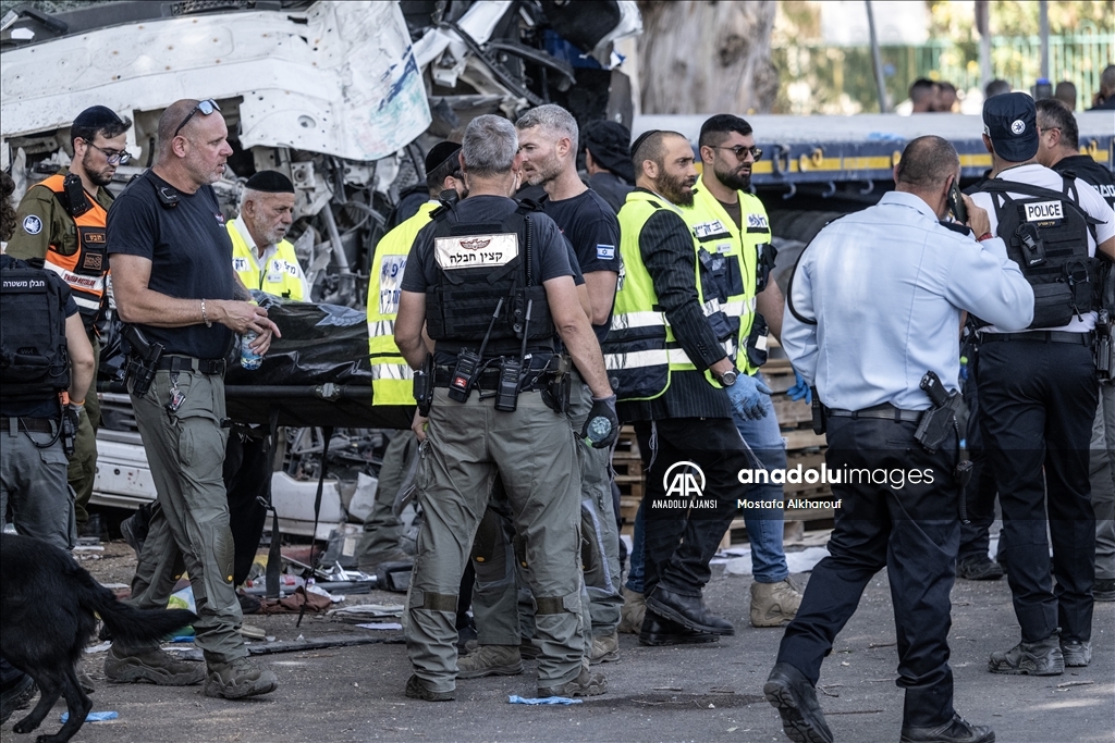 Tel Aviv yakınında "kamyonla ezme" eyleminde 6'sı ağır 35 kişi yaralandı