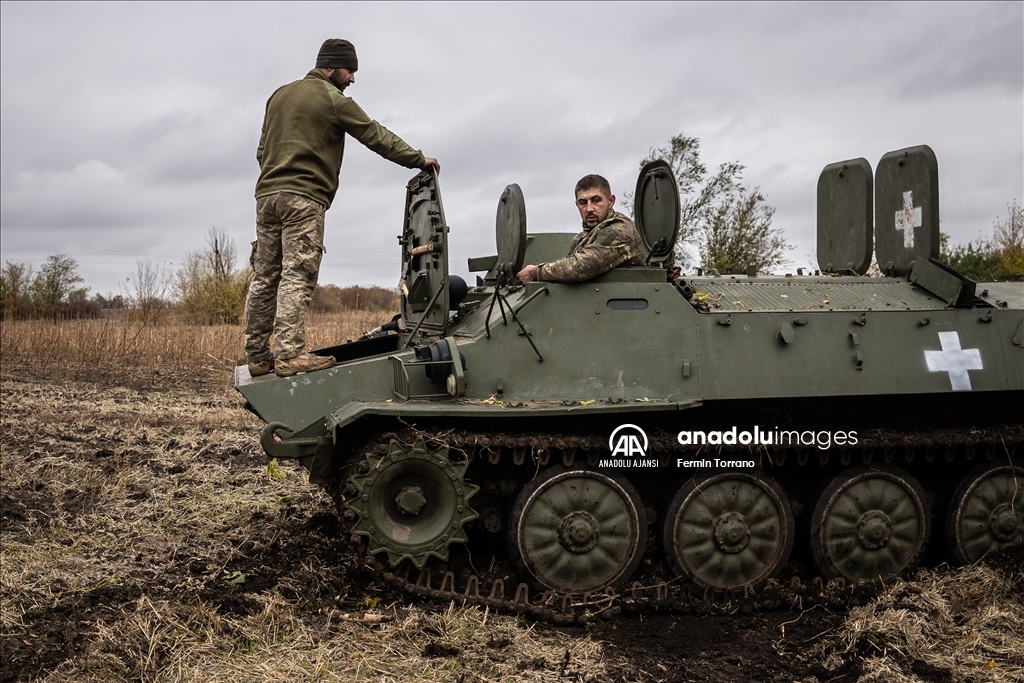 Ukrayna askerleri, Sovyet dönemi zırhlı araçlarını cephede ayakta tutmaya çalışıyor