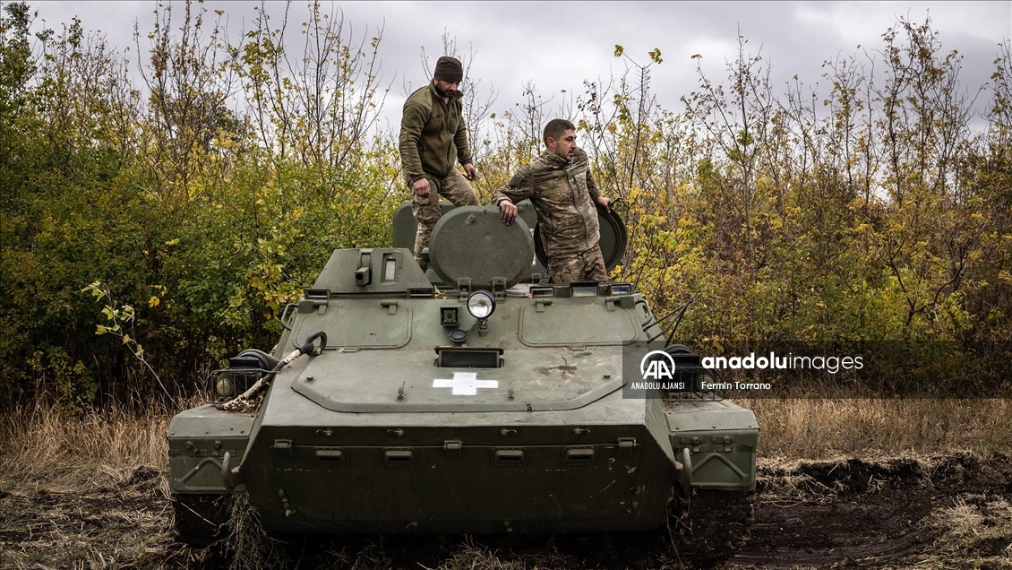 Ukrayna askerleri, Sovyet dönemi zırhlı araçlarını cephede ayakta tutmaya çalışıyor