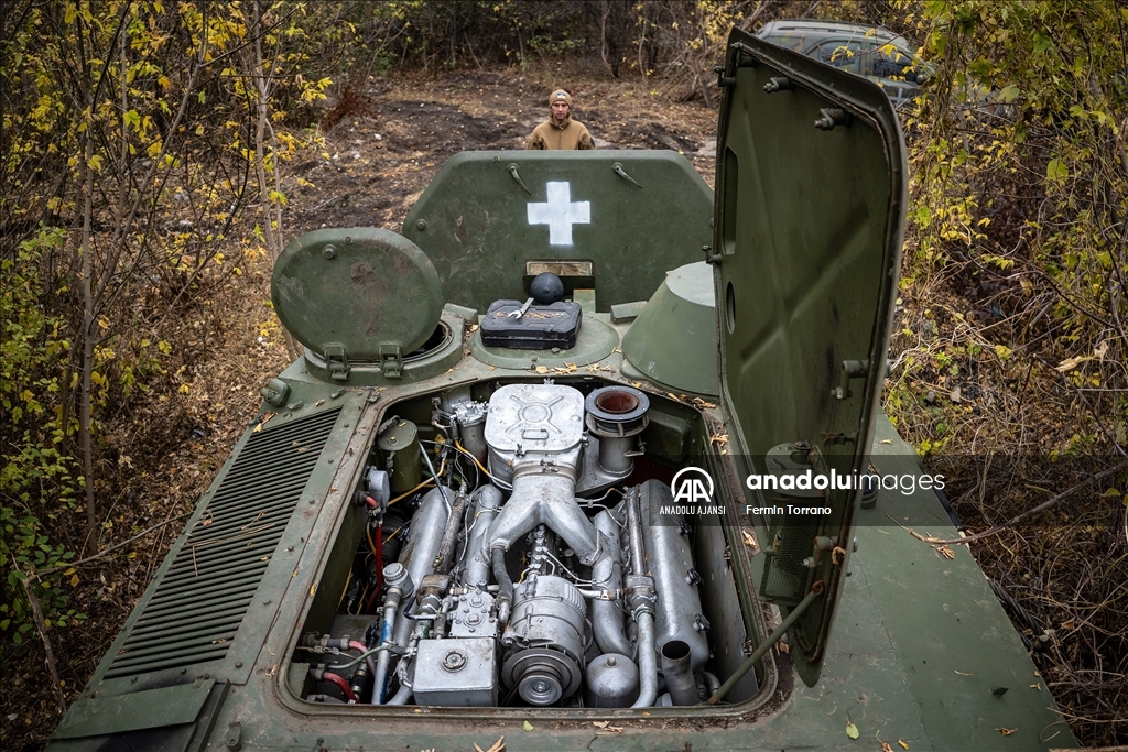 Ukrayna askerleri, Sovyet dönemi zırhlı araçlarını cephede ayakta tutmaya çalışıyor