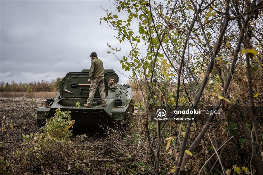 Ukrayna askerleri, Sovyet dönemi zırhlı araçlarını cephede ayakta tutmaya çalışıyor