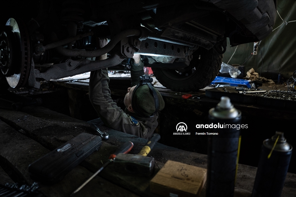 Ukrayna askerleri, Sovyet dönemi zırhlı araçlarını cephede ayakta tutmaya çalışıyor