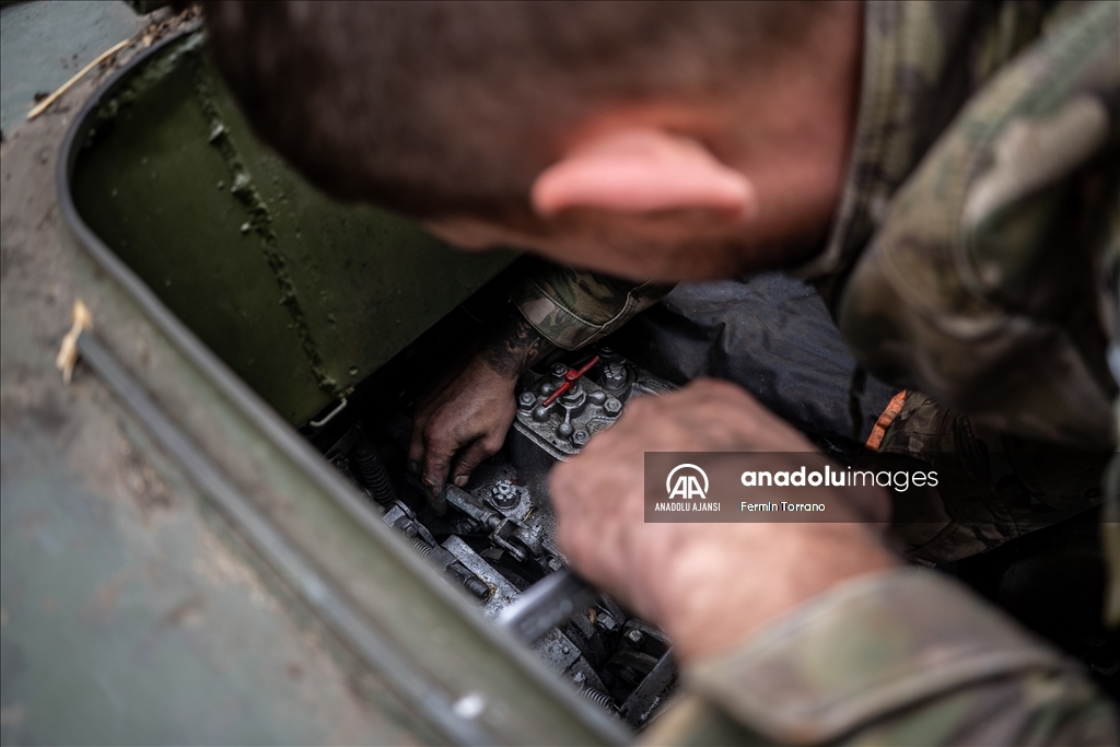 Ukrayna askerleri, Sovyet dönemi zırhlı araçlarını cephede ayakta tutmaya çalışıyor