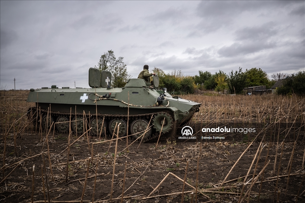 Ukrayna askerleri, Sovyet dönemi zırhlı araçlarını cephede ayakta tutmaya çalışıyor