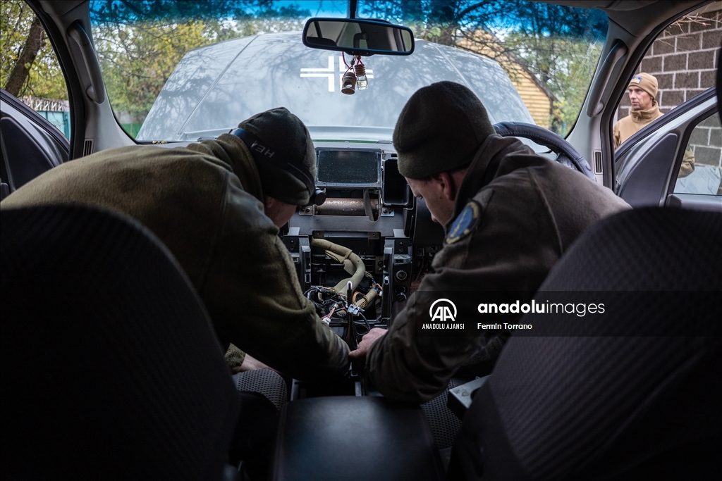 Ukrayna askerleri, Sovyet dönemi zırhlı araçlarını cephede ayakta tutmaya çalışıyor