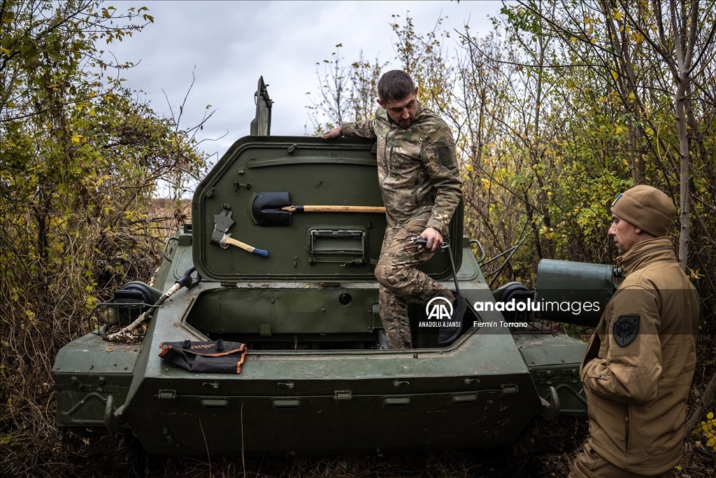 Ukrayna askerleri, Sovyet dönemi zırhlı araçlarını cephede ayakta tutmaya çalışıyor
