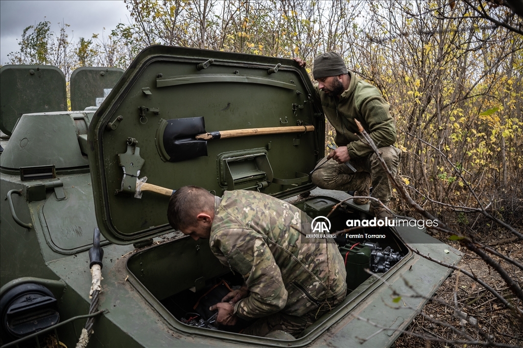Ukrayna askerleri, Sovyet dönemi zırhlı araçlarını cephede ayakta tutmaya çalışıyor