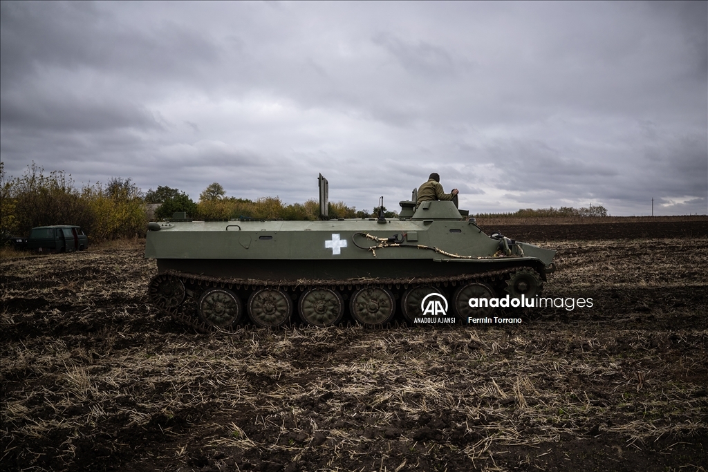Ukrayna askerleri, Sovyet dönemi zırhlı araçlarını cephede ayakta tutmaya çalışıyor