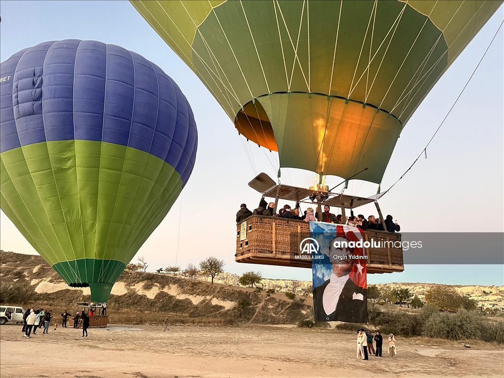 Kapadokya'da balonlar Türk bayraklarını gökyüzünde dalgalandırdı