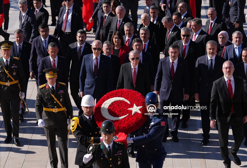 Cumhurbaşkanı Erdoğan başkanlığındaki devlet erkanı Anıtkabir'i ziyaret etti