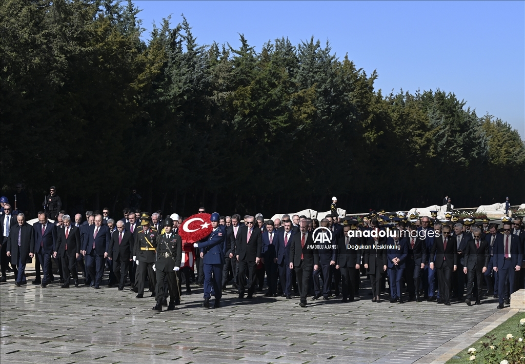 Cumhurbaşkanı Erdoğan başkanlığındaki devlet erkanı Anıtkabir'i ziyaret etti