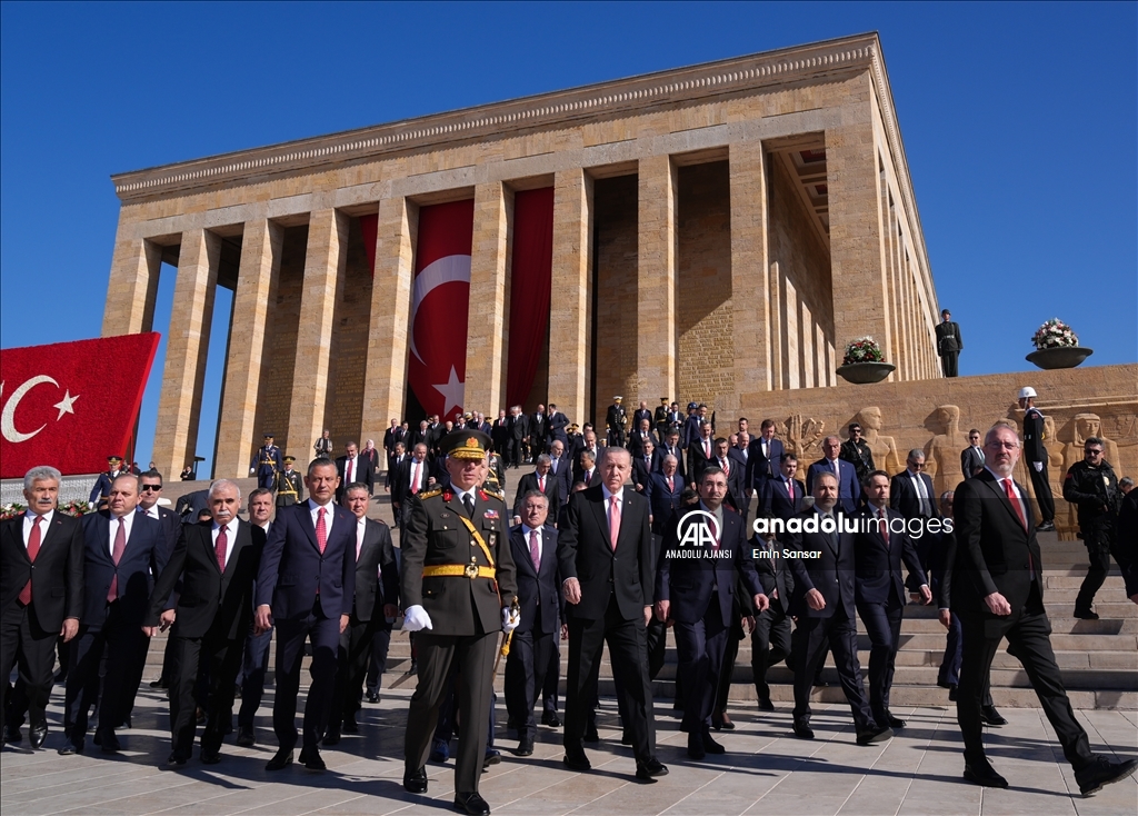 Cumhurbaşkanı Erdoğan başkanlığındaki devlet erkanı Anıtkabir'i ziyaret etti