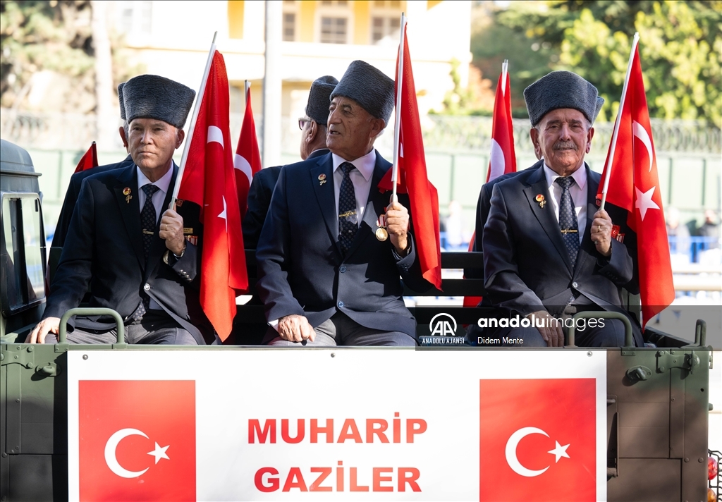 Ankara'da Cumhuriyet Bayramı dolayısıyla resmi geçit yapıldı