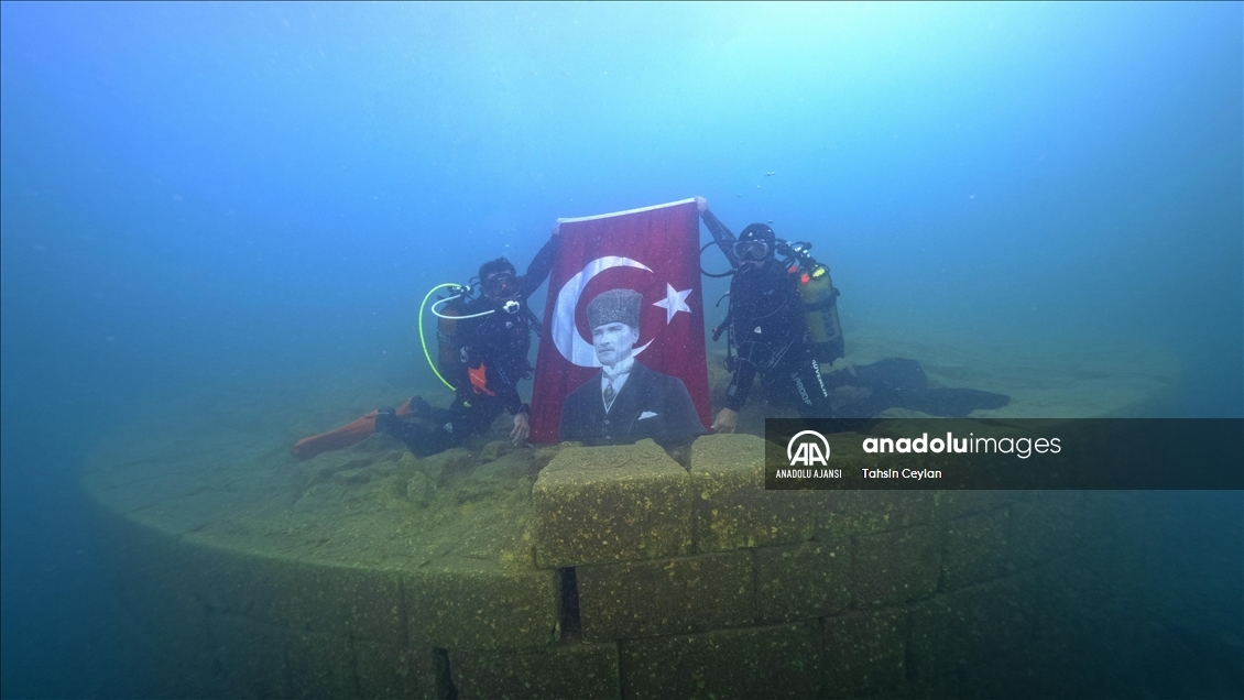 29 Ekim Cumhuriyet Bayramı Van Gölü'nün derinliklerinde kutlandı