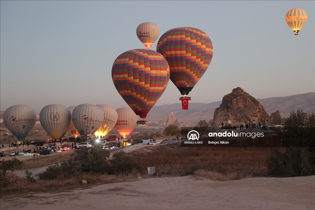 Kapadokya'da balonlar Türk bayraklarını gökyüzünde dalgalandırdı