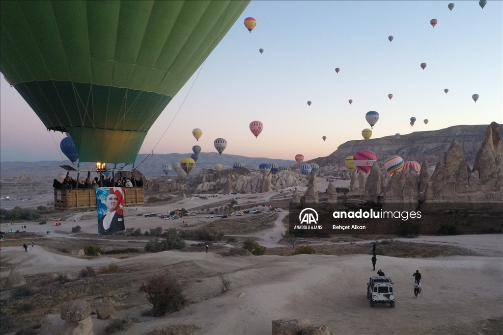 Kapadokya'da balonlar Türk bayraklarını gökyüzünde dalgalandırdı