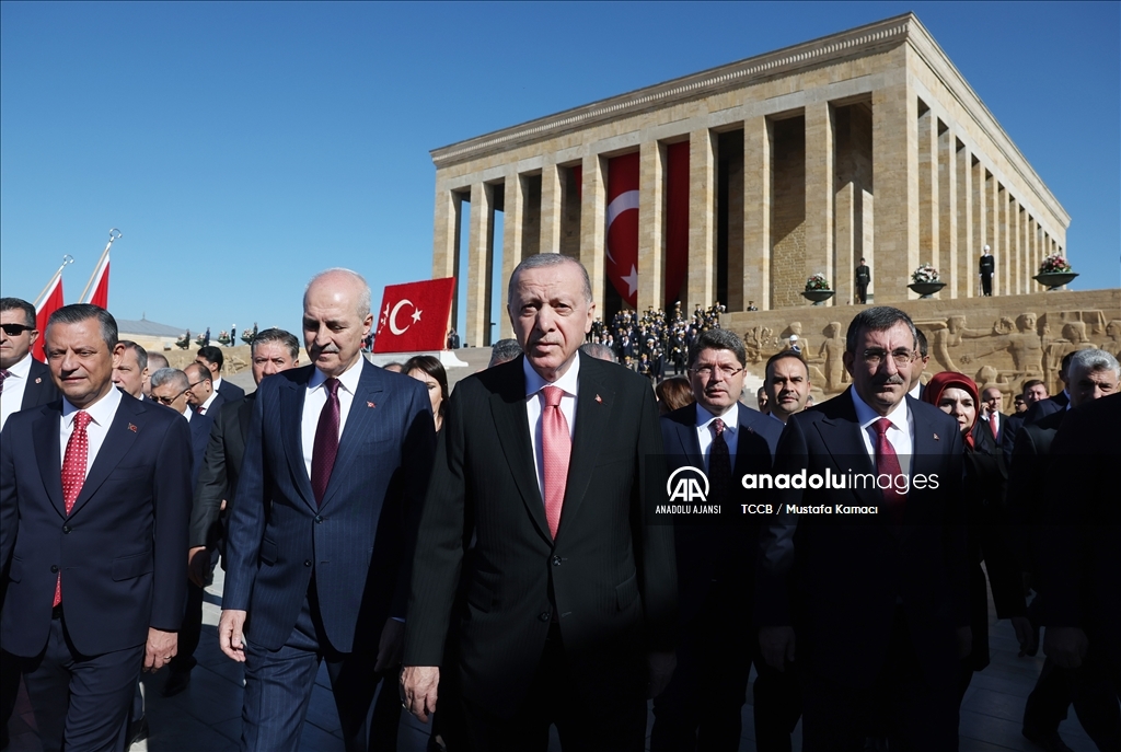 Cumhurbaşkanı Erdoğan başkanlığındaki devlet erkanı Anıtkabir'i ziyaret etti