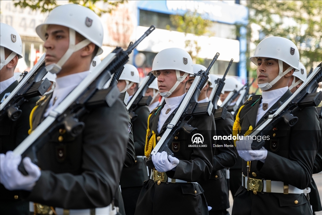 Ankara'da Cumhuriyet Bayramı dolayısıyla resmi geçit yapıldı