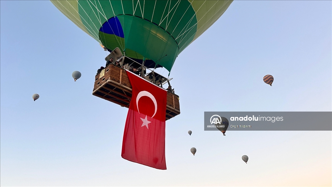 Kapadokya'da balonlar Türk bayraklarını gökyüzünde dalgalandırdı