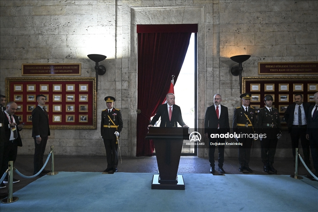 Cumhurbaşkanı Erdoğan başkanlığındaki devlet erkanı Anıtkabir'i ziyaret etti