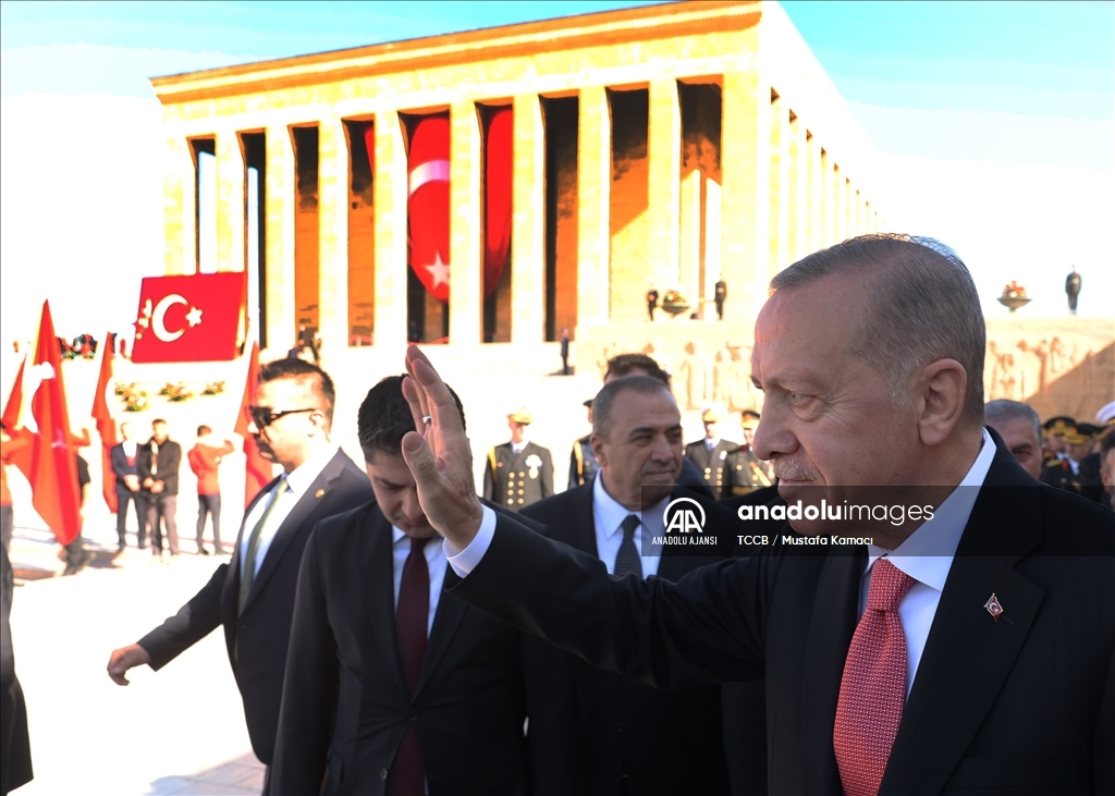 Cumhurbaşkanı Erdoğan başkanlığındaki devlet erkanı Anıtkabir'i ziyaret etti