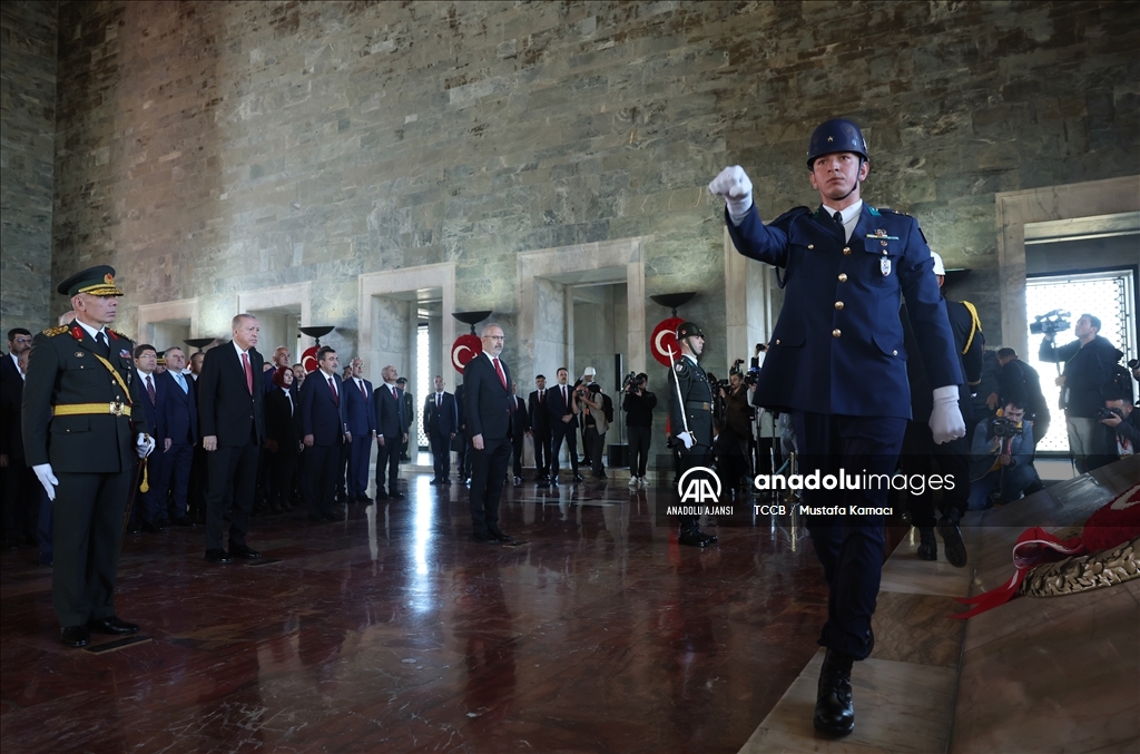 Cumhurbaşkanı Erdoğan başkanlığındaki devlet erkanı Anıtkabir'i ziyaret etti