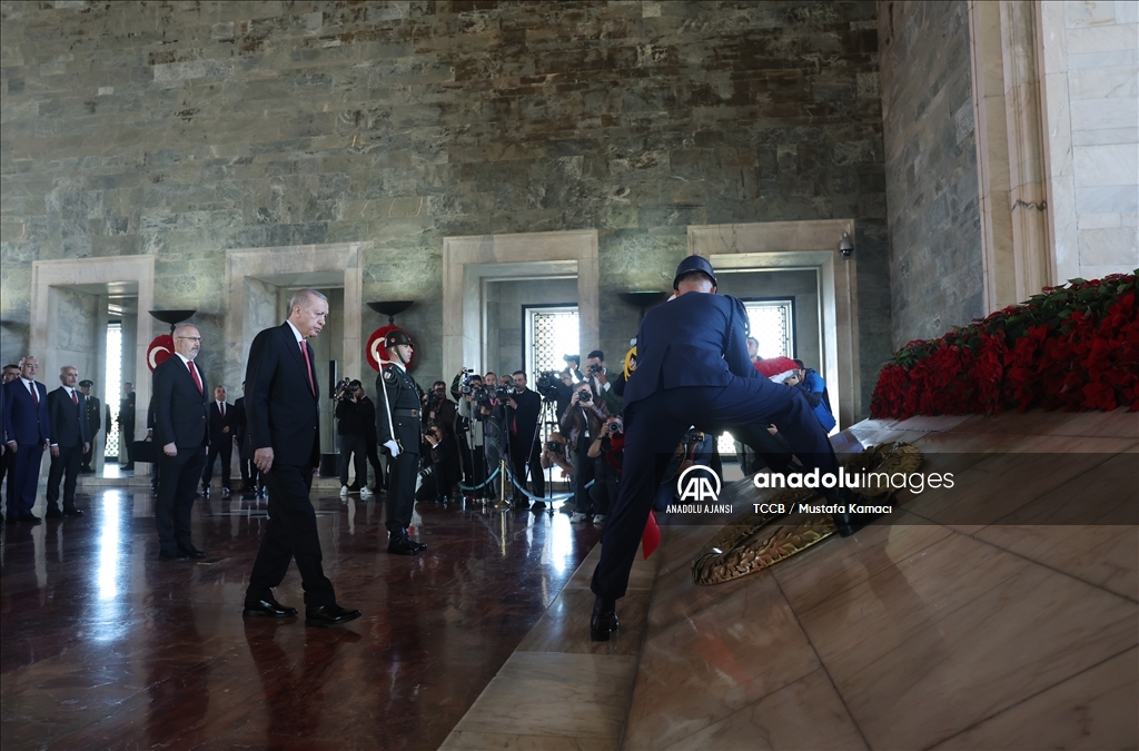 Cumhurbaşkanı Erdoğan başkanlığındaki devlet erkanı Anıtkabir'i ziyaret etti