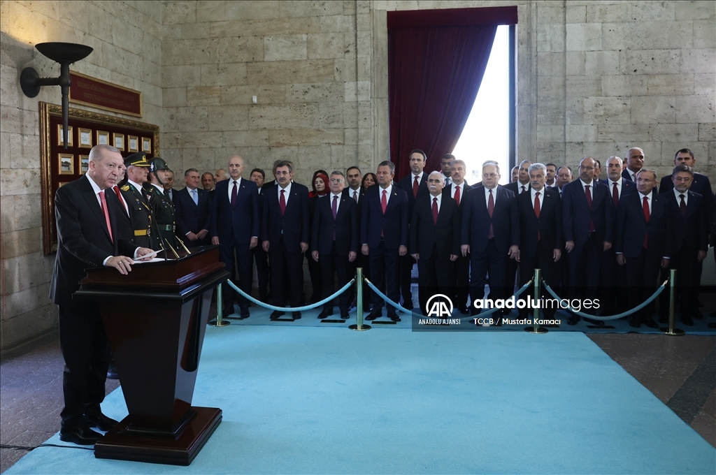 Cumhurbaşkanı Erdoğan başkanlığındaki devlet erkanı Anıtkabir'i ziyaret etti