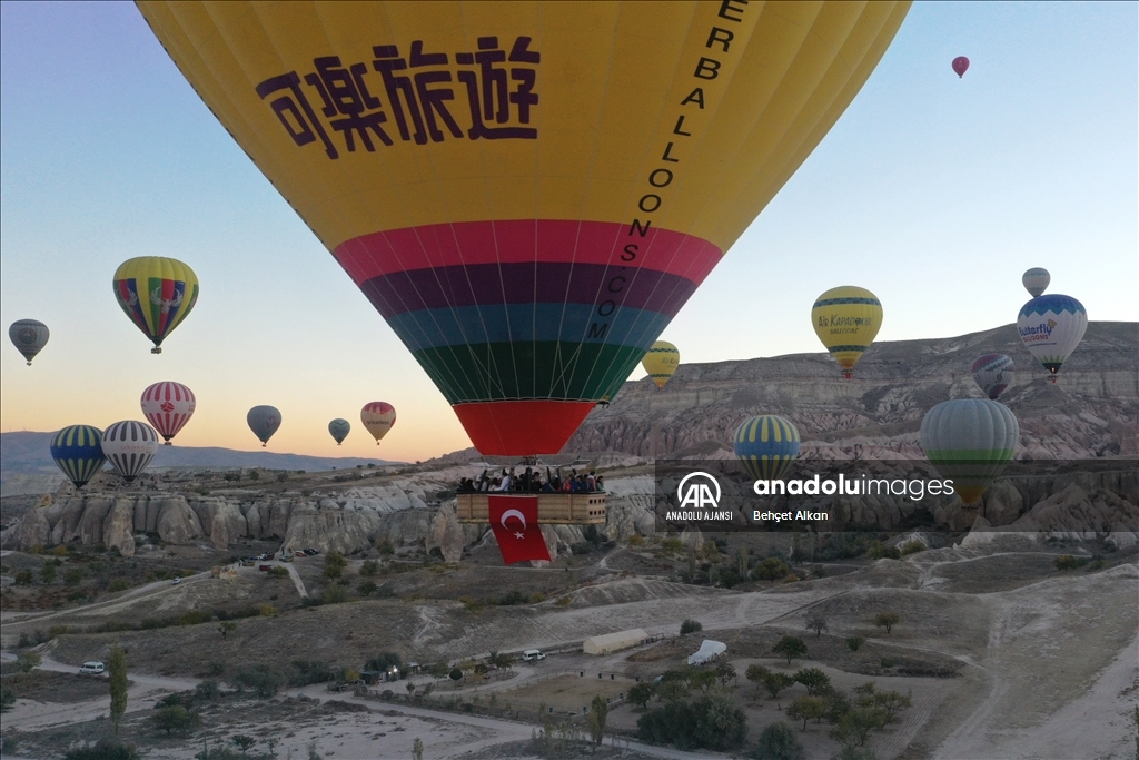 Kapadokya'da balonlar Türk bayraklarını gökyüzünde dalgalandırdı